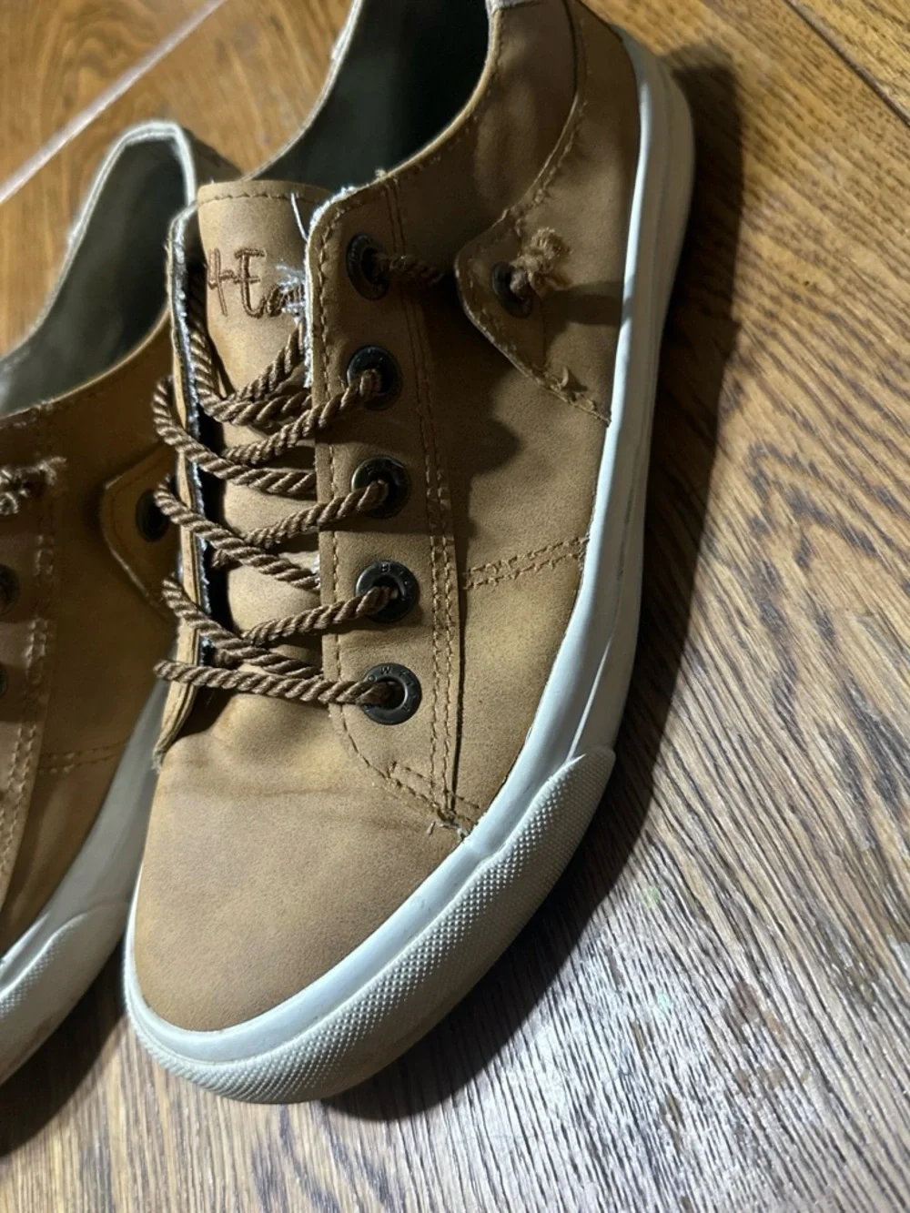 Earth Women’s Tan Casual Low-Top Sneakers